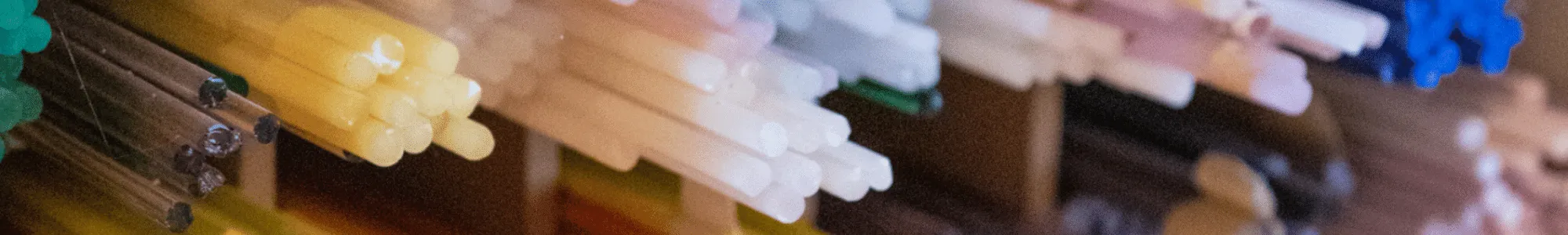 Gekleurde en transparante glasstaafjes voor het maken van glaskralen