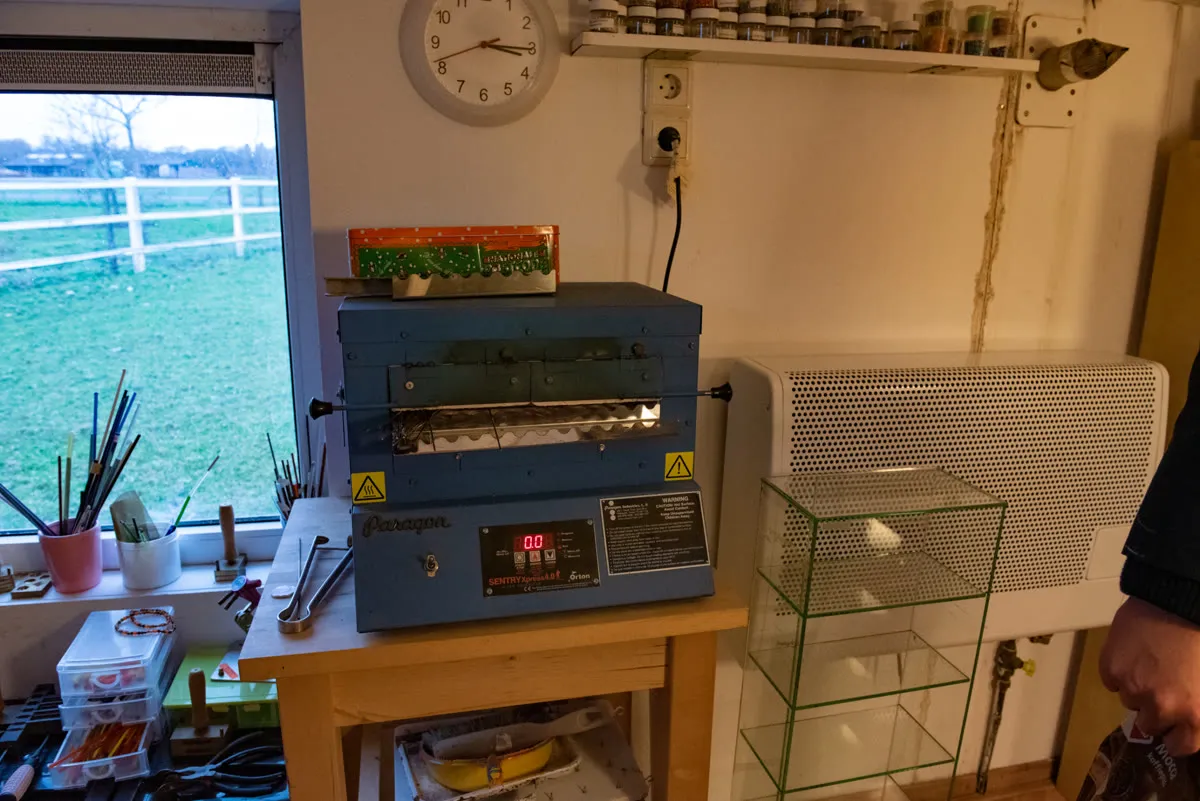Oven voor het langzaam afkoelen van glaskralen