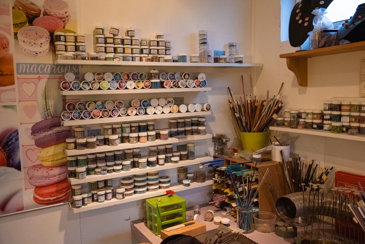 Glasstaafjes, gereedschap en materialen in Petra's atelier