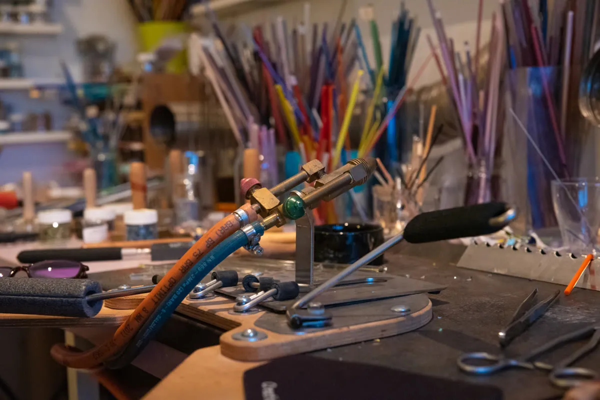 Brander en glasstaafjes in het atelier van Petra