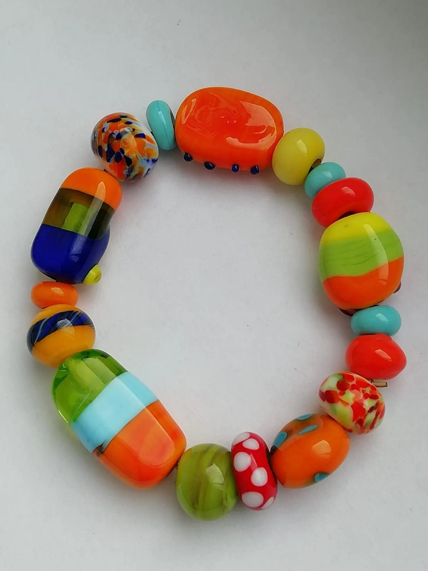 Felgekleurde ketting van glaskralen