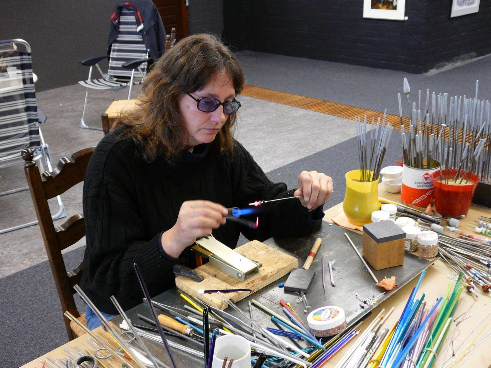 Petra aan de brander in haar glaskralenatelier